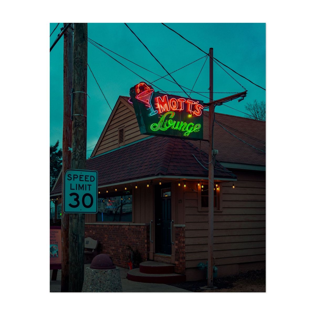 Mott's Lounge 03 – image 1 of 2