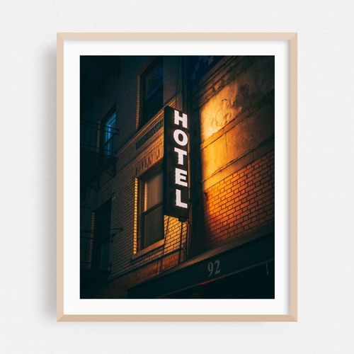 Hotel Chantelle Neon 01