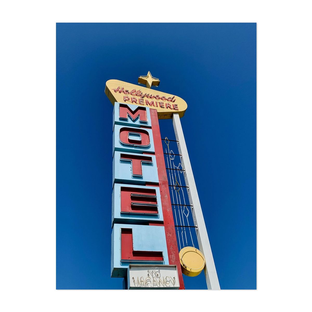 Hotel Motel Hollywood Inn – image 1 of 2