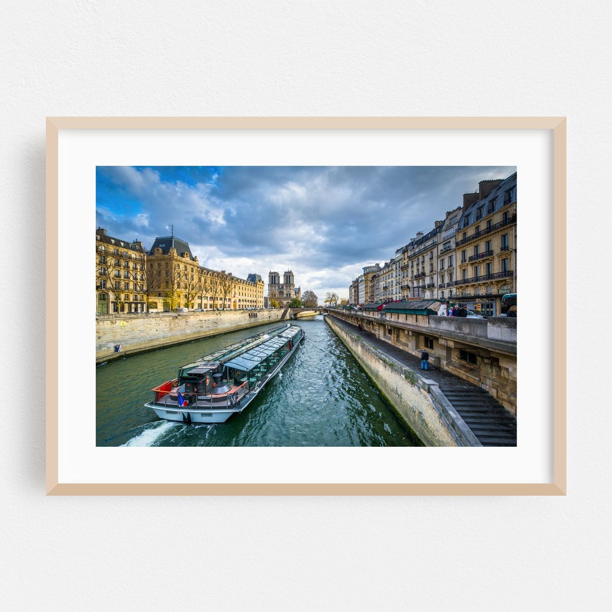 Boat in the Seine at Île de la Cité – image 1 of 6