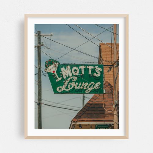 Mott's Lounge 01