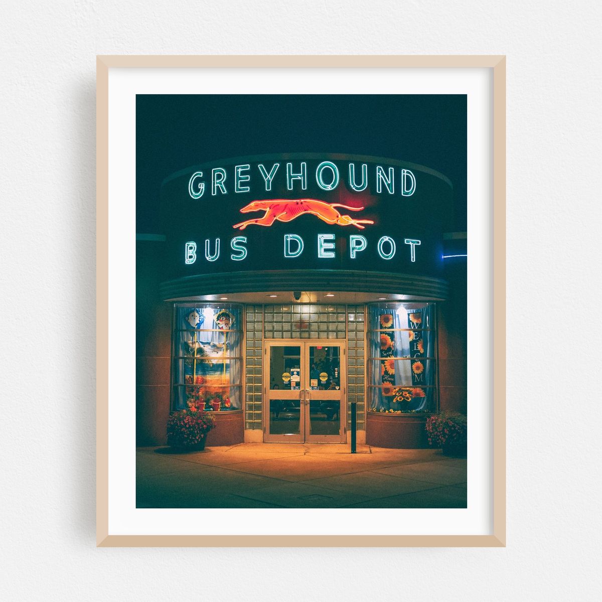 Greyhound Bus Depot, Huntington – image 1 of 12