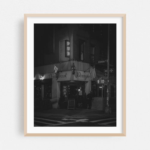 Pub, LES B&W