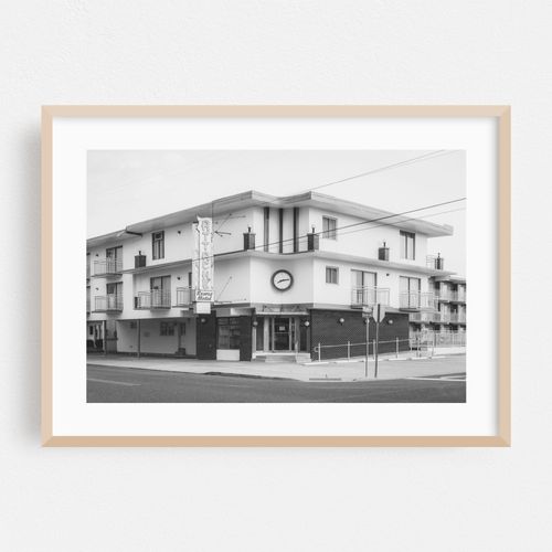 Attaché B&W