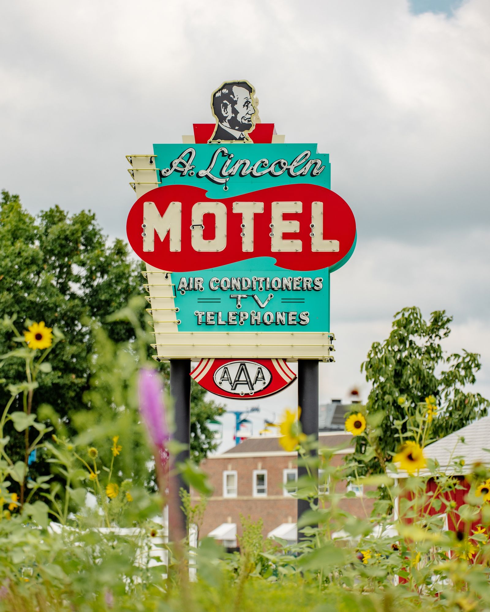 A. Lincoln Motel Sign