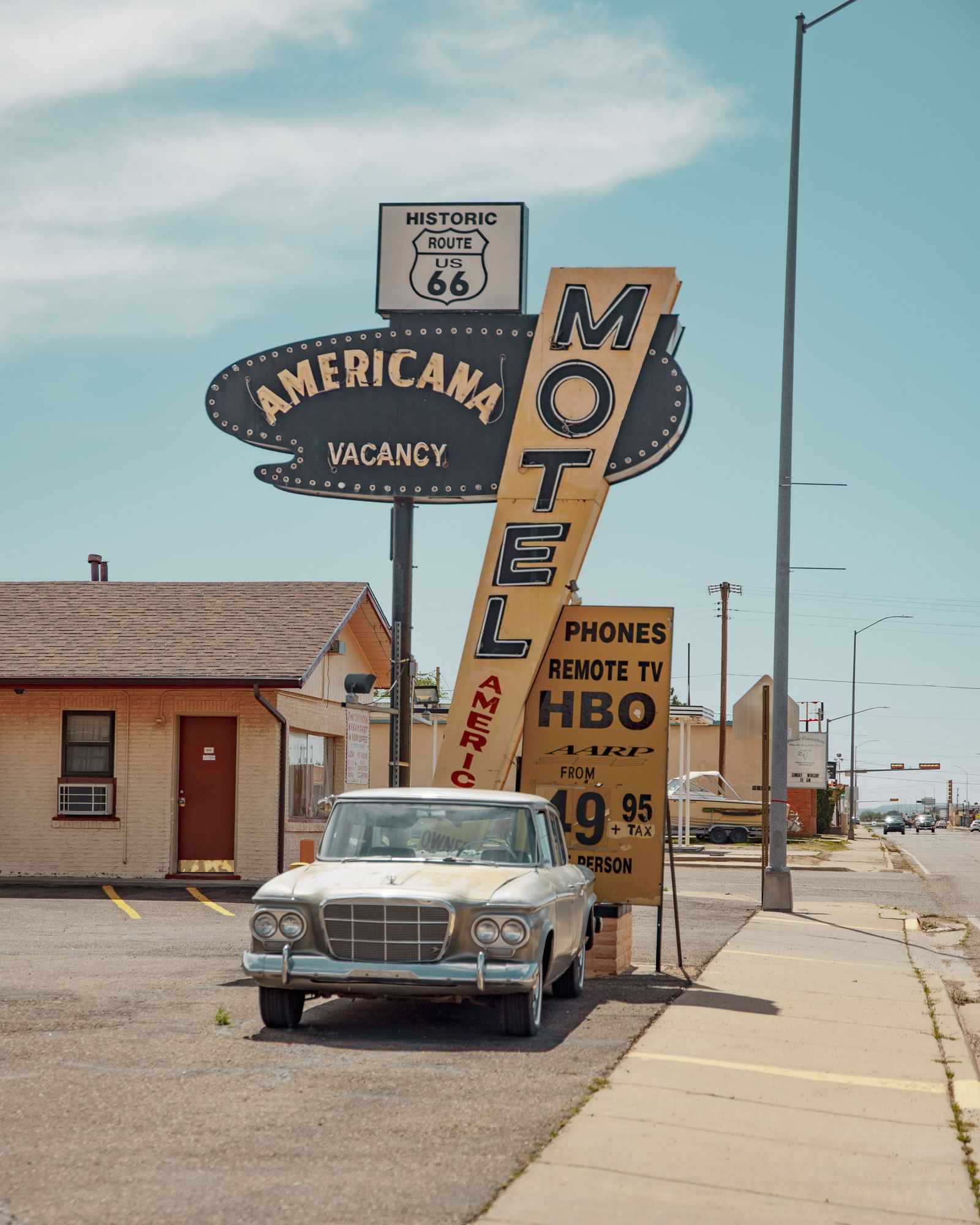 Americana Motel 01