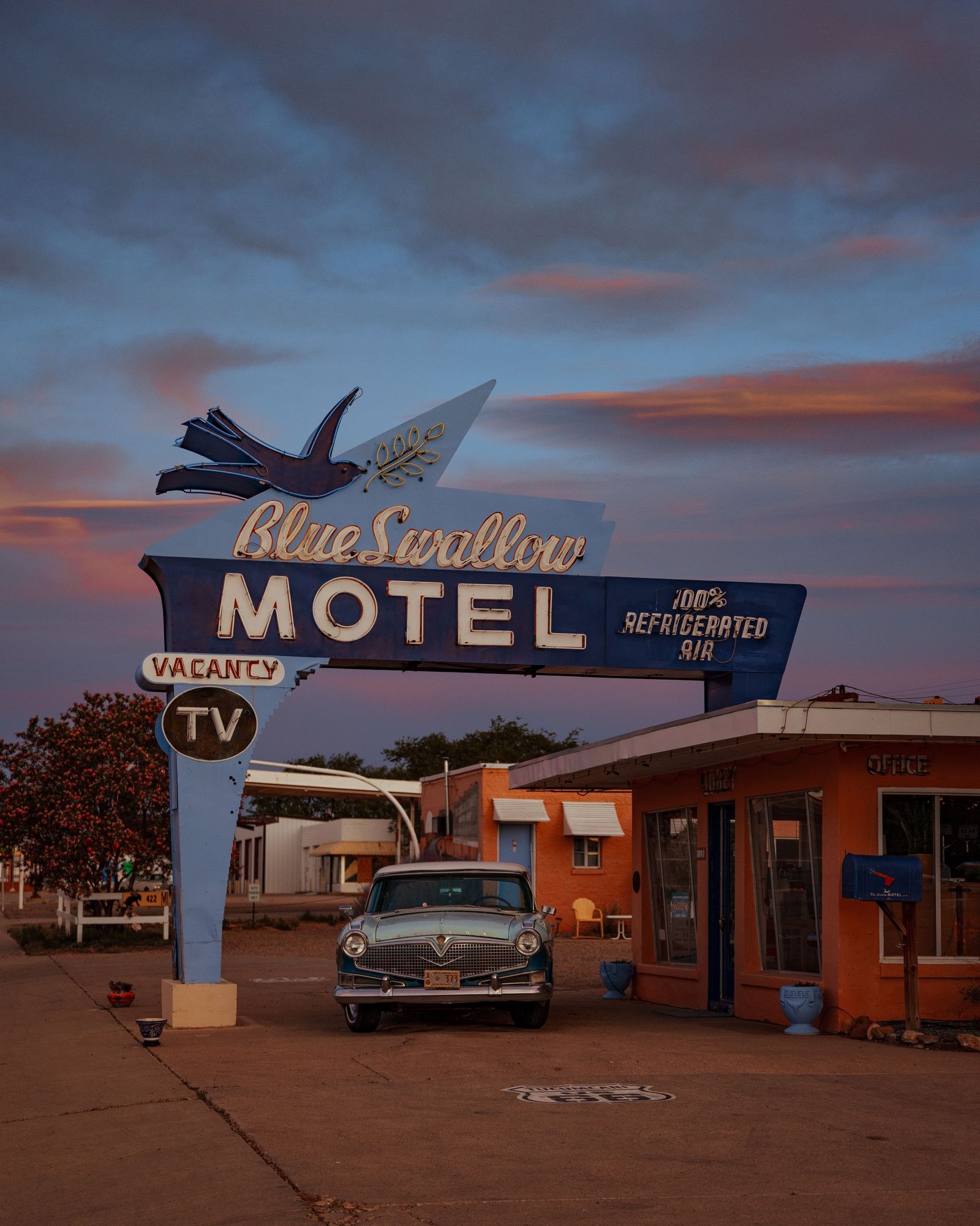 Blue Swallow Motel Sunrise 01