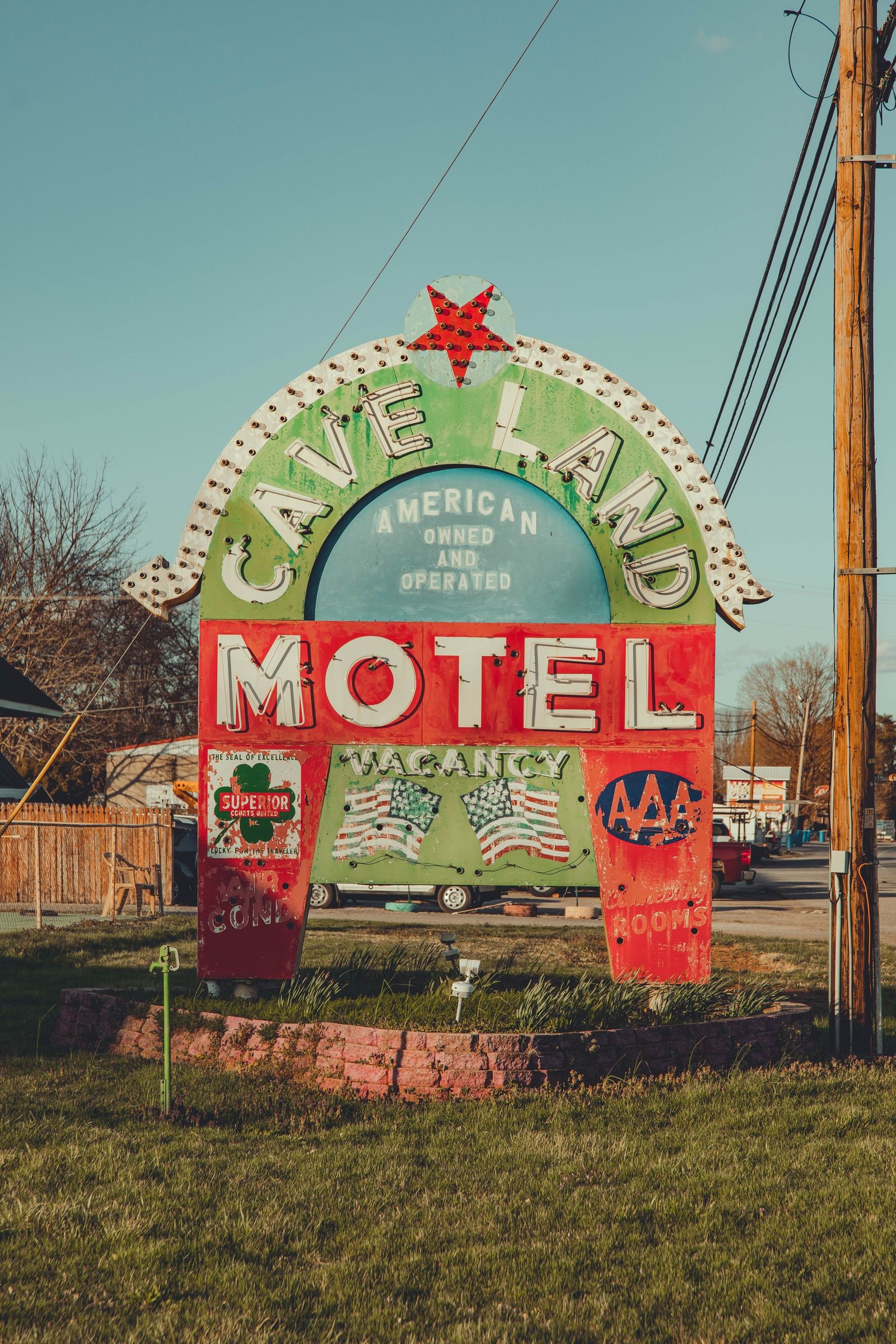 Caveland Motel