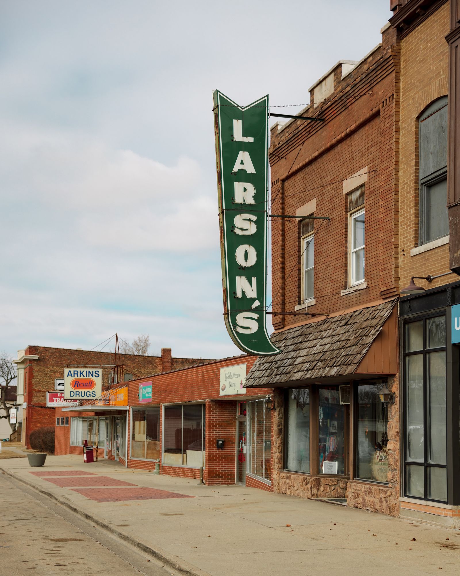 Larson's Sign 01