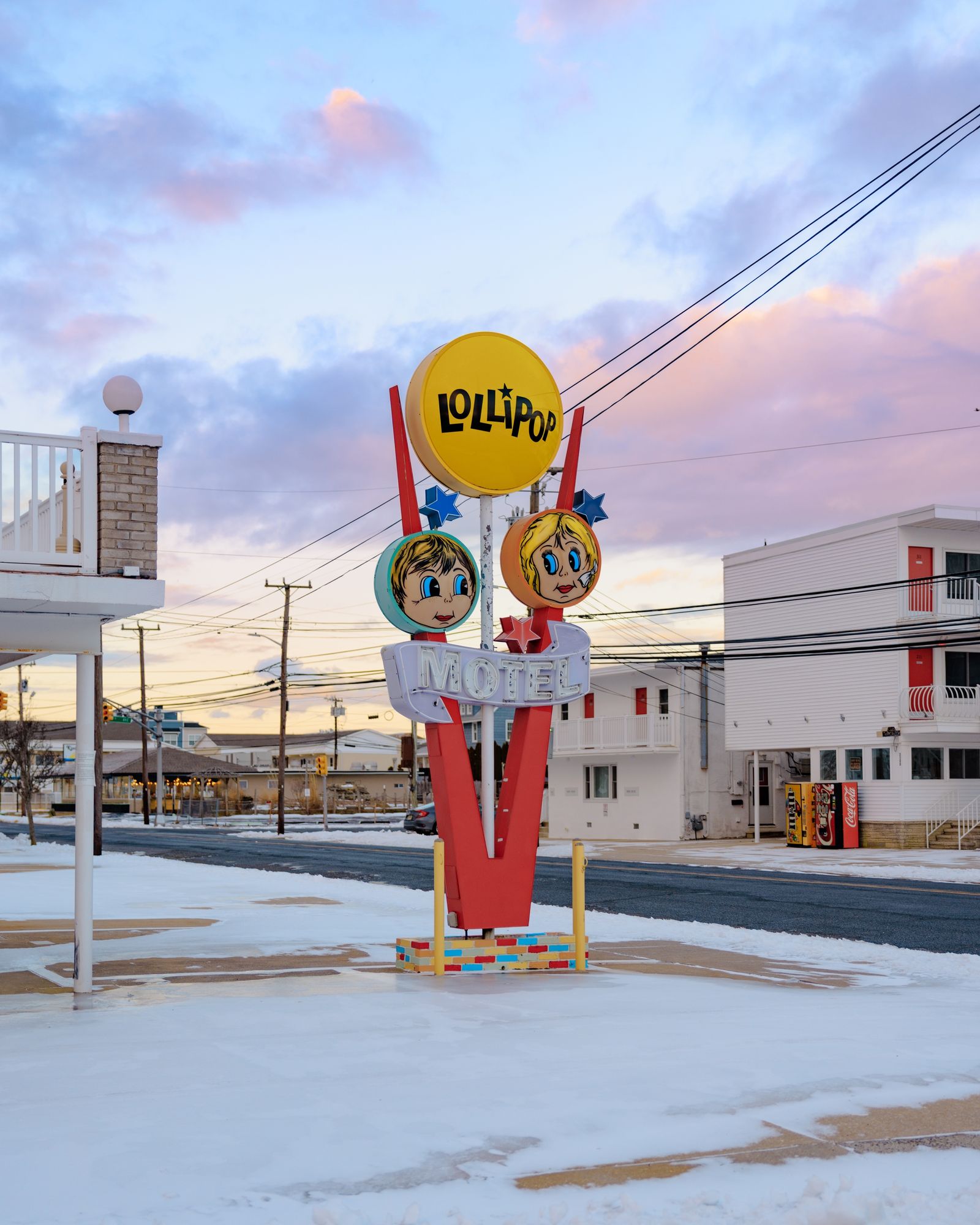 Lollipop Motel Sunrise in Winter 01