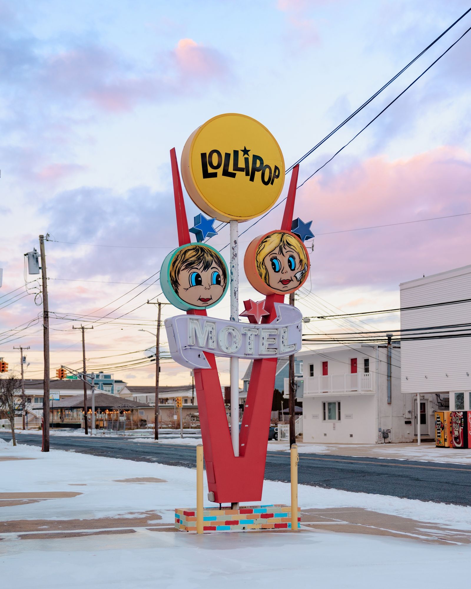 Lollipop Motel Sunrise in Winter 02