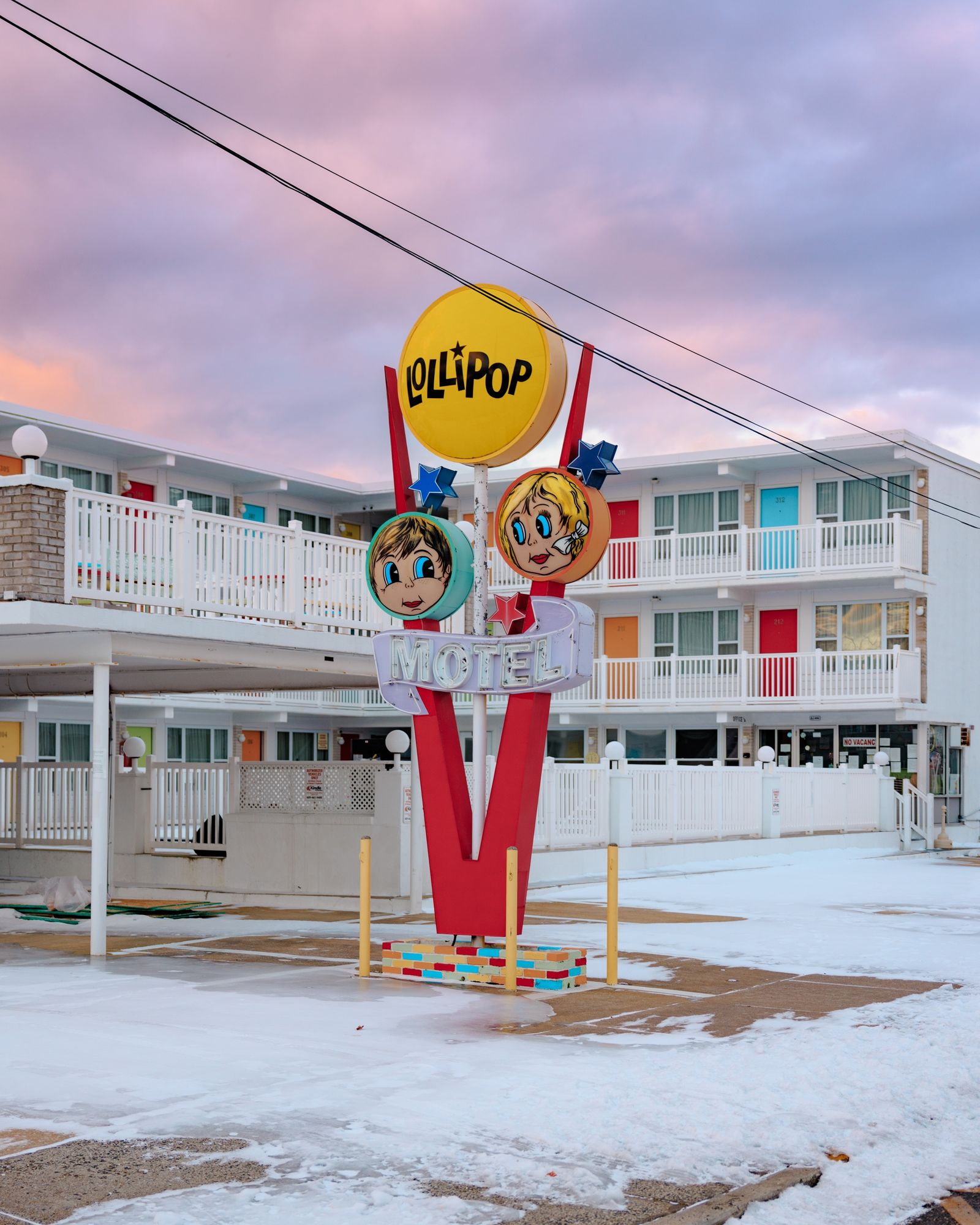 Lollipop Motel Sunrise in Winter 03