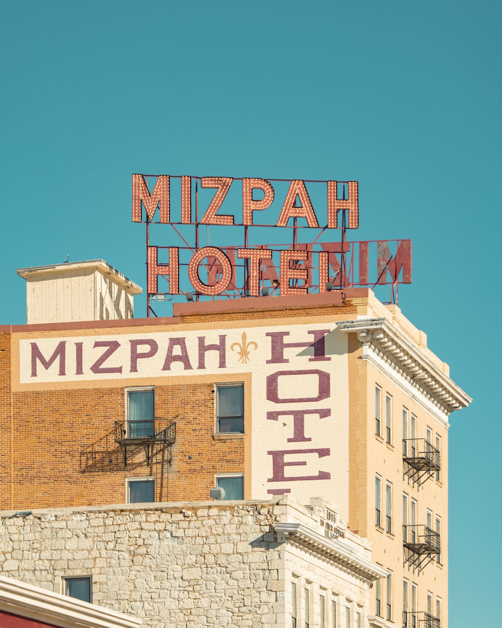 Mizpah Motel Sign 01