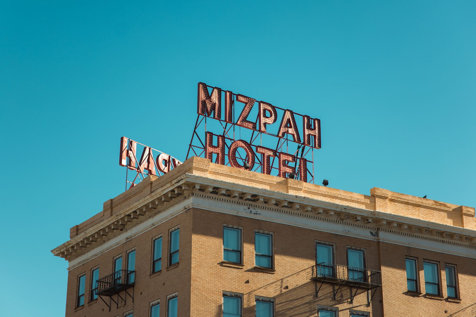 Mizpah Motel Sign 02