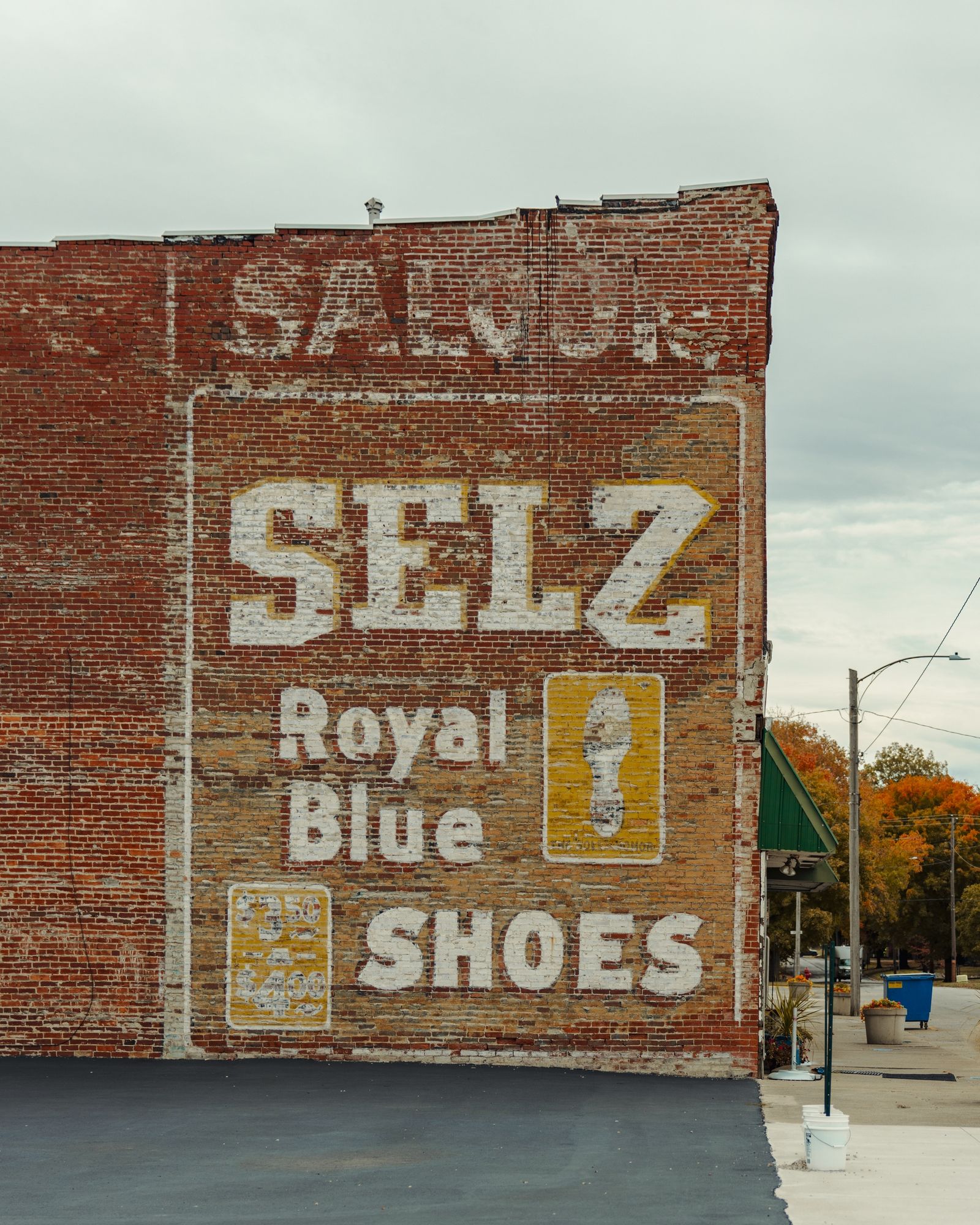 Selz Shoes Ghost Sign 02